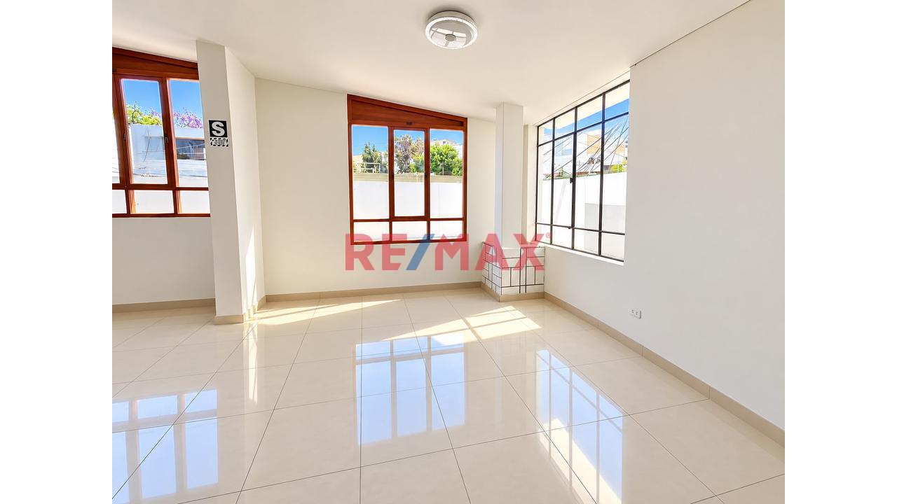 Alquiler De Local Comercial U Oficina 150 M² En Esquina A Una Cuadra De Av. Trinidad Morán