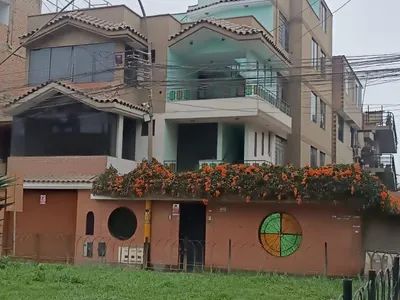 Venta de Casa en Los Olivos - Lima 13 Dormitorios