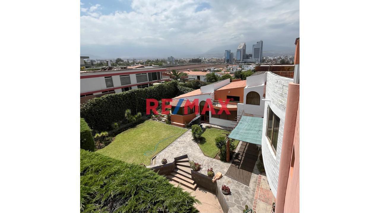 Exclusiva Oportunidad De Inversión En Cerro Colorado ✨Casa Con Amplio Terreno Sin Construir!!