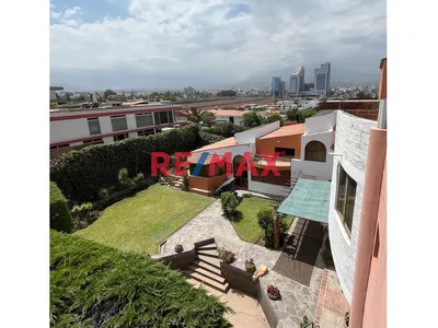 Exclusiva Oportunidad De Inversión En Cerro Colorado ✨Casa Con Amplio Terreno Sin Construir!!
