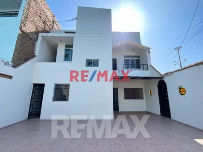 🏡 La Perla | Casa De 3 Pisos Con 8 Habitaciones, Cochera Para 2 Autos Y Potencial Para 5 Pisos