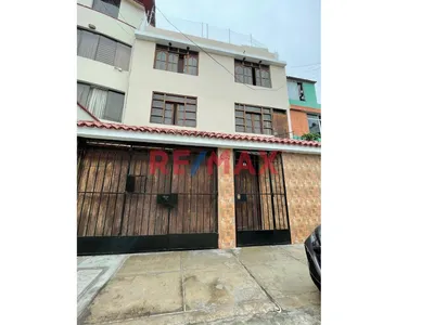 Se Vende Amplia Casa Con Jardín Interior Con Potencial Inversión : 🏡