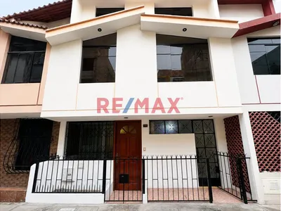¡Ubicación Que Marca La Diferencia! Casa En Urb Jardines Cerca Del Mall Aventura Y Estación Pirámide Del Sol.