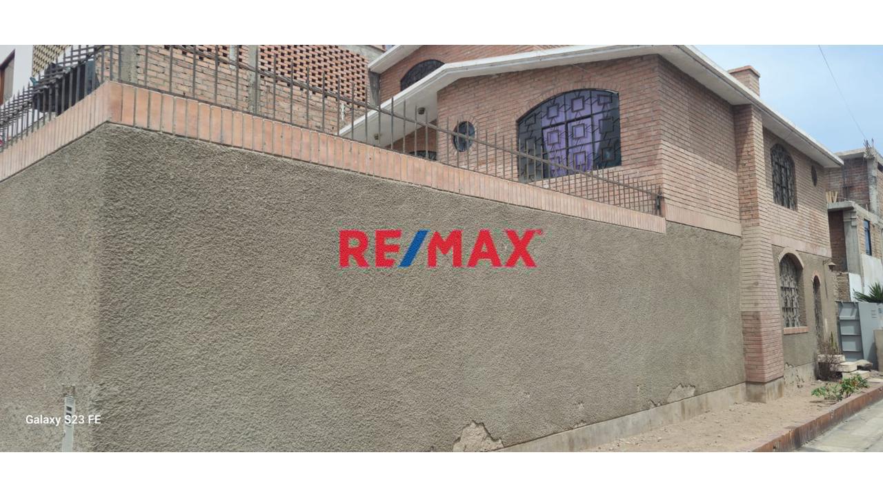 Casa Como Terreno De 155.26 M² En Urb. Pando – Excelente Ubicación**
