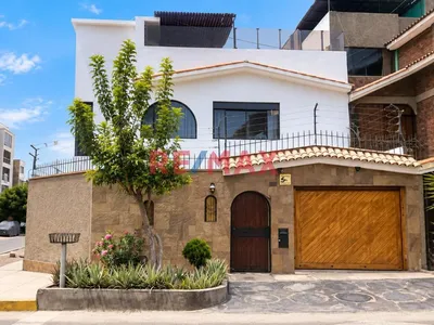 ¡En Venta! Hermosa Casa De 2 Pisos Con Doble Frente – Urb. La Capilla, La Molina