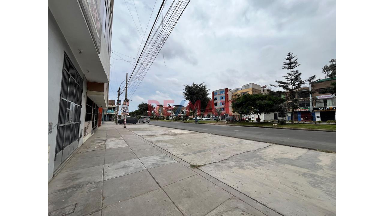 Se Alquila Local Comercial De 110M2 En Esquina En Los Olivos