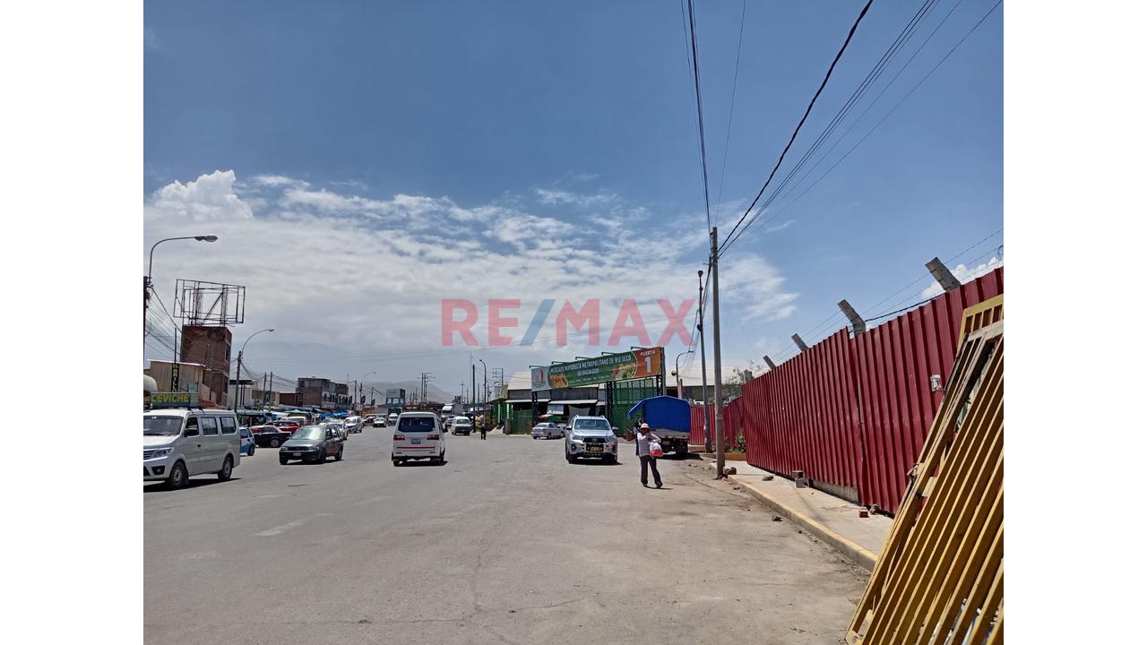 Stand Comercial Al Frente Del  Mercado Metropolitano De Rio Seco