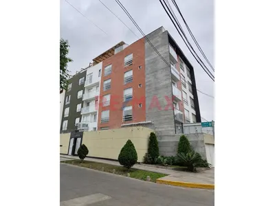 Departamento Amplio De 3 Habitaciones Y Cuarto De Servicio Con Cochera En 4To Piso Con Ascensor Directo