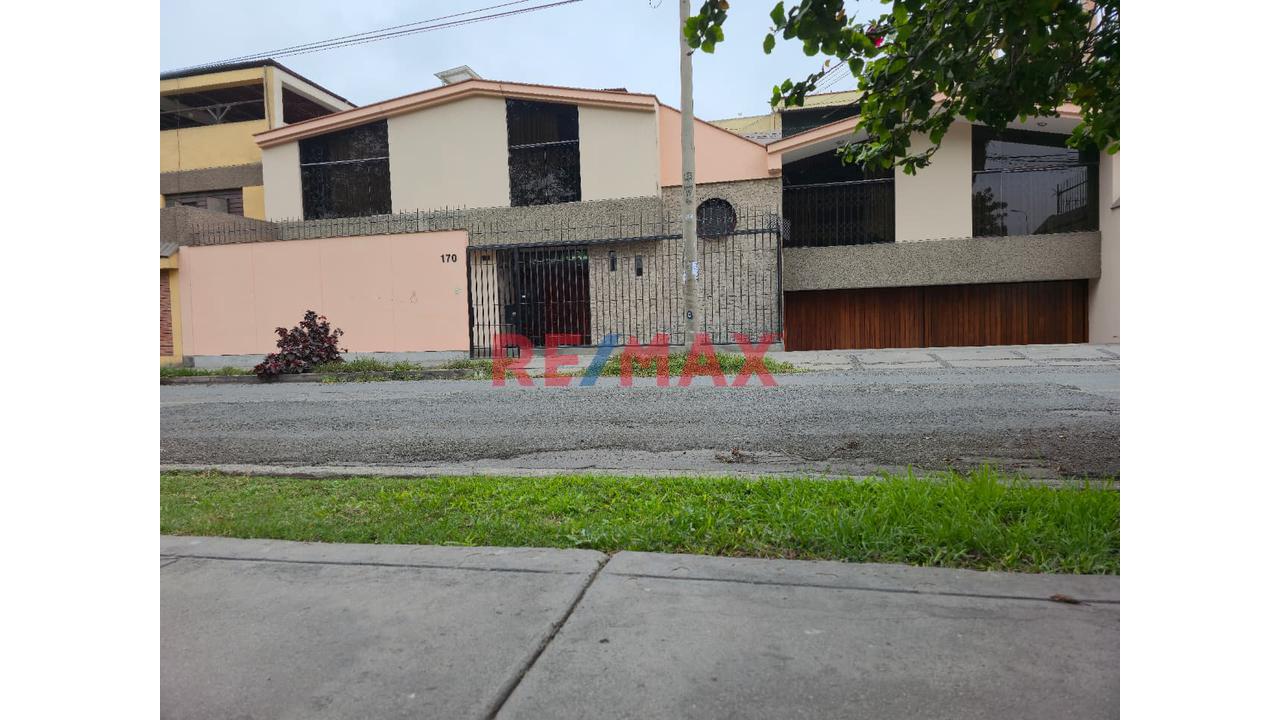 Se Vende Casa En La Molina Frente A Parque