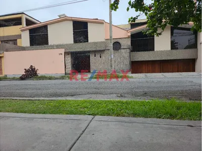 Se Vende Casa En La Molina Frente A Parque