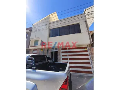Casa En Alquiler Con 2 Departamentos Independientes En Socabaya