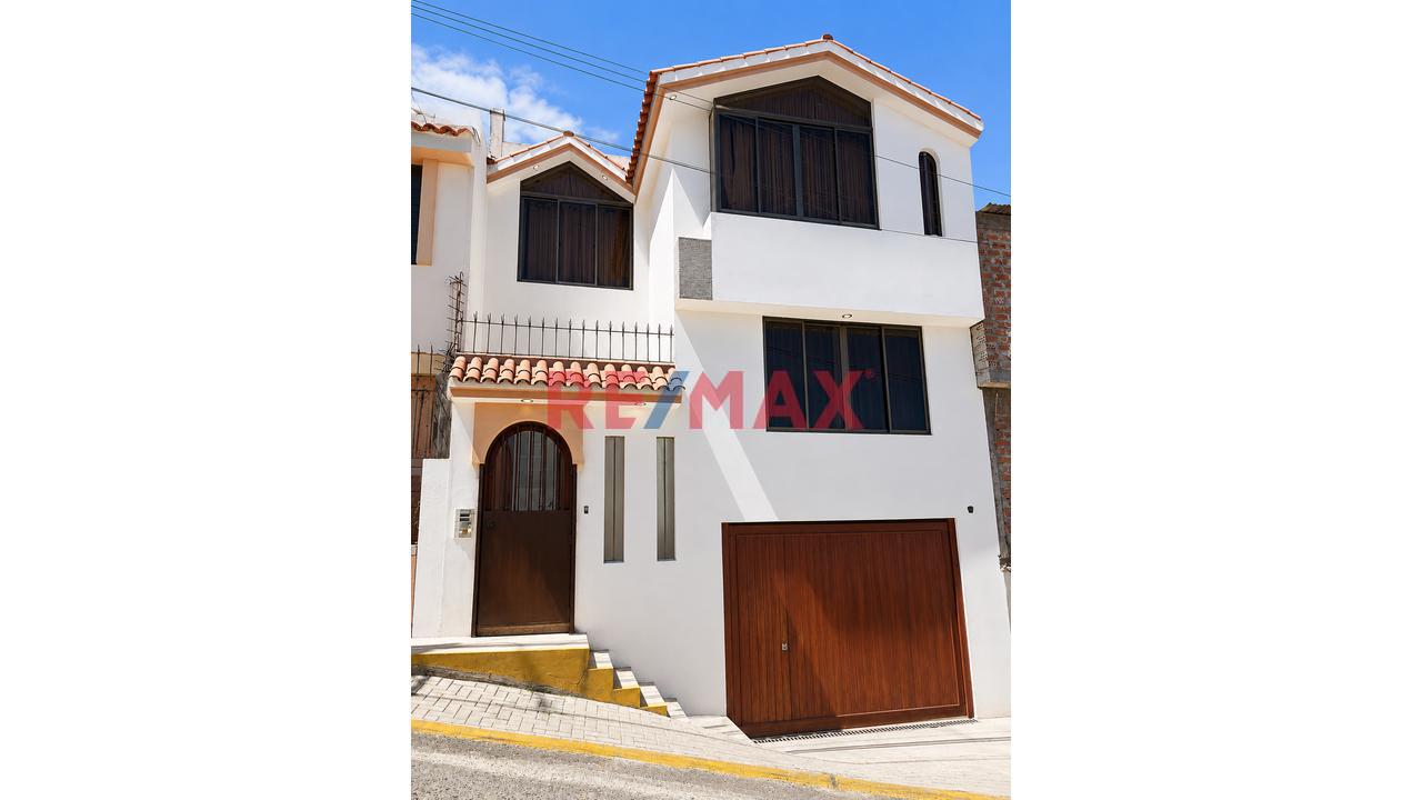 ¡Vive Grande En Socabaya! Casa De 3 Pisos + Sótano, Amplia, Con Vista Y Potencial De Ampliación!
