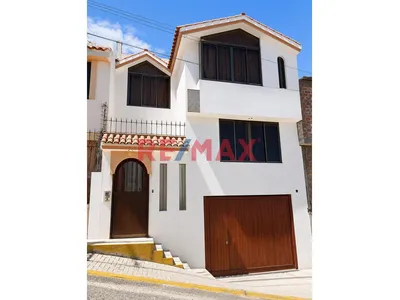 ¡Vive Grande En Socabaya! Casa De 3 Pisos + Sótano, Amplia, Con Vista Y Potencial De Ampliación!