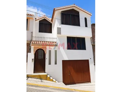 ¡Vive Grande En Socabaya! Casa De 3 Pisos + Sótano, Amplia, Con Vista Y Potencial De Ampliación!