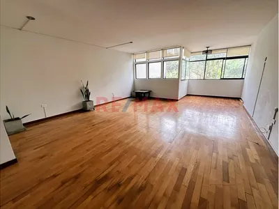Alquila En Exclusiva Zona De Miraflores!!.. Departamento De 176 M2 En 2Do. Piso, Con Vista A Parque + Estacionamiento