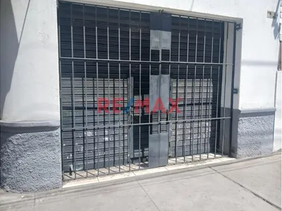 Se Alquila Céntrico Local Comercial A Pasos De La Avenida Goyeneche.