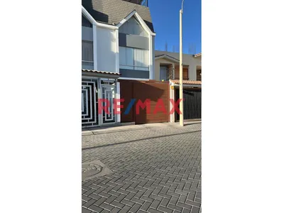 Casa Town House Frente A Parque