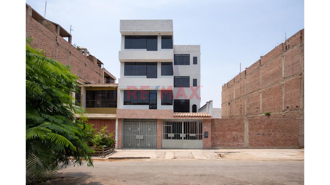 Vendo Amplia Casa De 4 Pisos En San Antonio De Carapongo