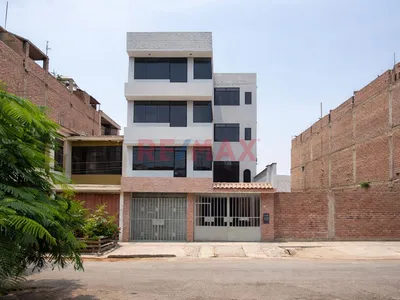Vendo Amplia Casa De 4 Pisos En San Antonio De Carapongo