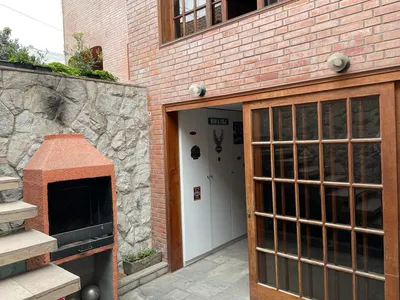 Casa 4 dorm. 300 m²