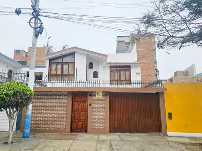 Venta De Casa De 2 Pisos Em El Distrito La Perla