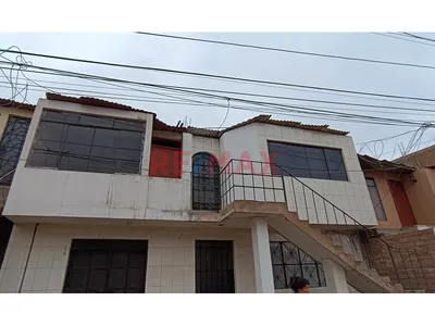 Casa Ventanilla De Dos Pisos