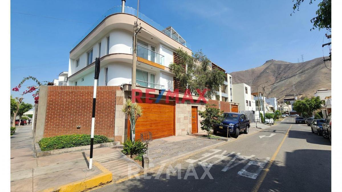 Venta de Departamento en Santiago de Surco - Lima 4 Dormitorios 