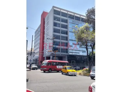Linda Oficina  Ubicada En Plena Area Comercial De Cayma (Alquiler )