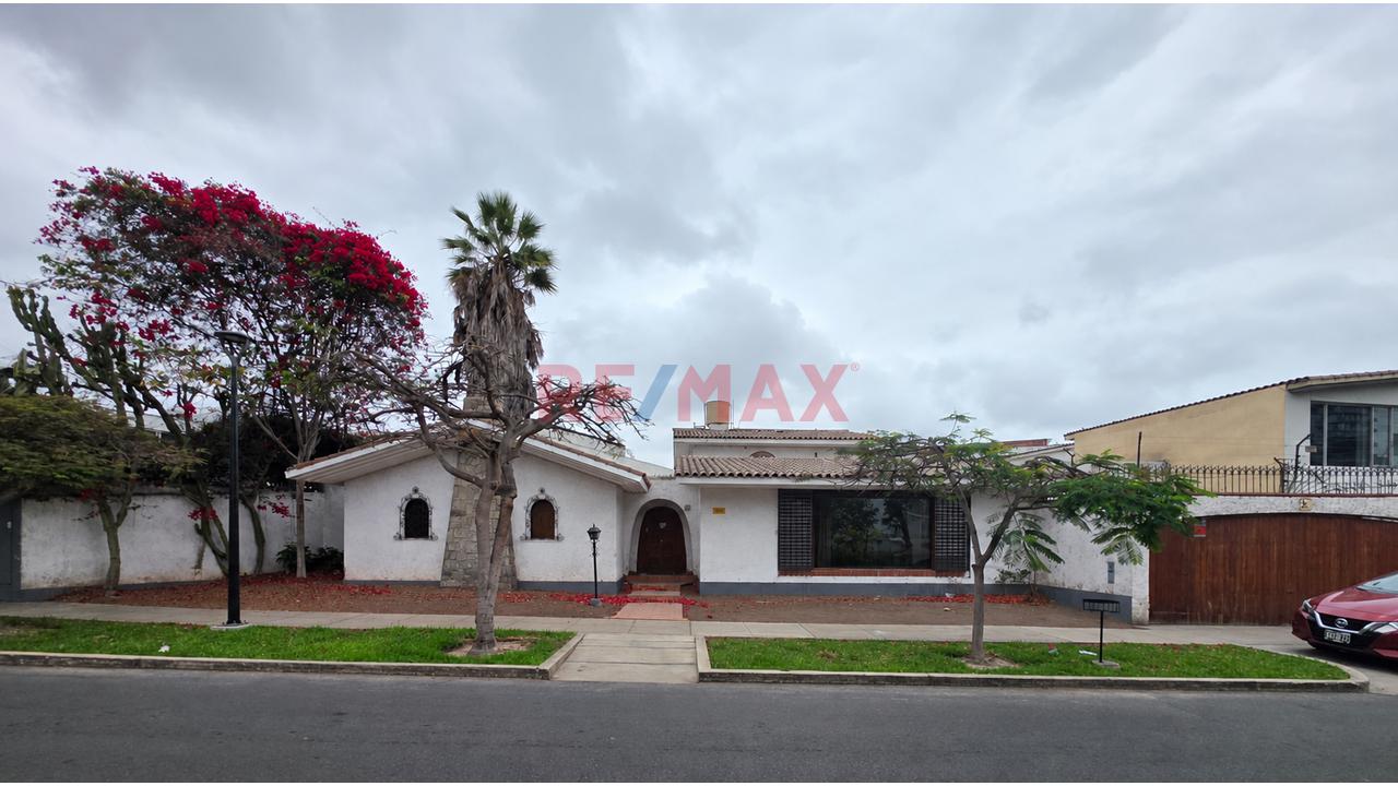 ¡¡¡Oportunidad Única En San Isidro!!!  Casa A Precio De Terreno  ¡Ideal Para Desarrollo Inmobiliario!