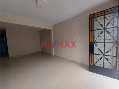 Se Alquila Amplio Departamento En Primer Piso En El Distrito De Comas