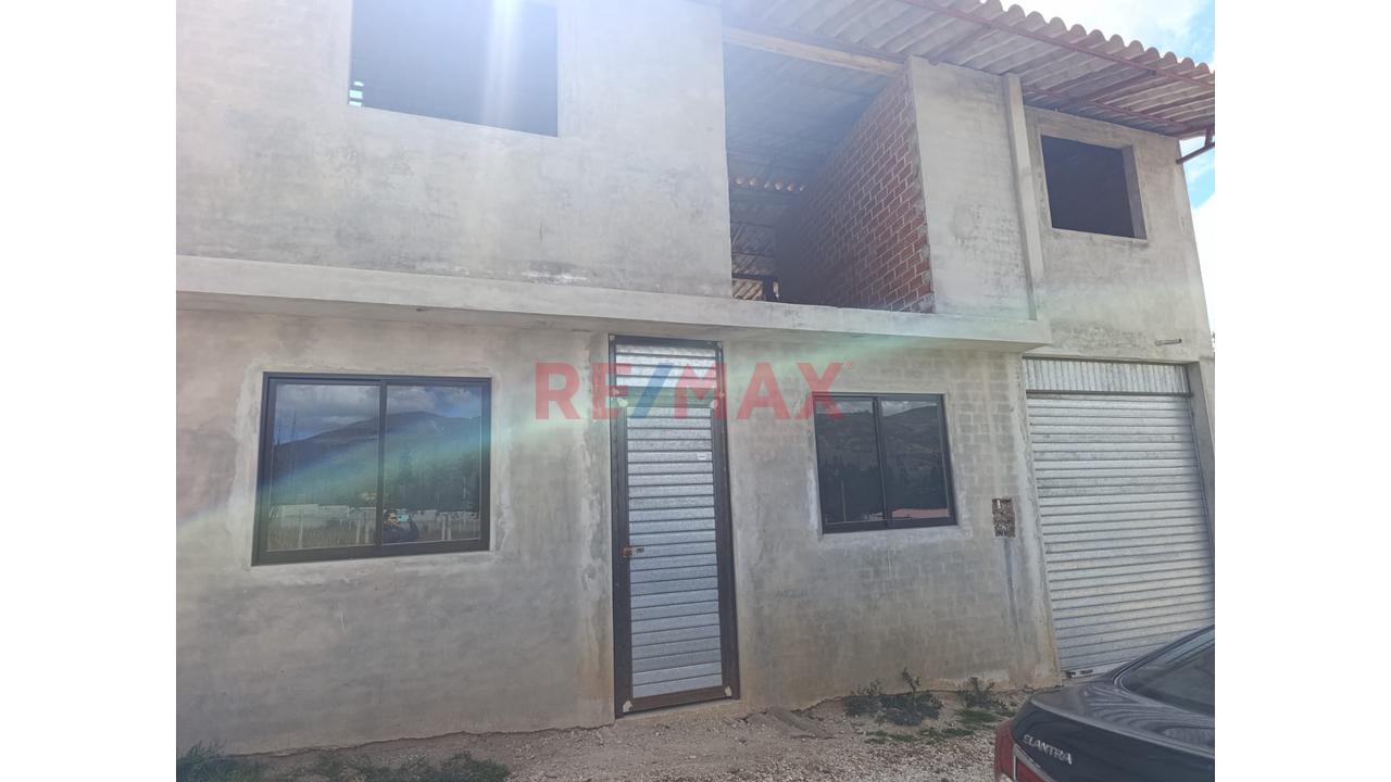Vendo Casita De 2 Pisos En Cajamarca, Carretera A Llacanora Cerca A Distribuidora Norte Pacasmayo Area 100M2, S/. 180,000 Soles
