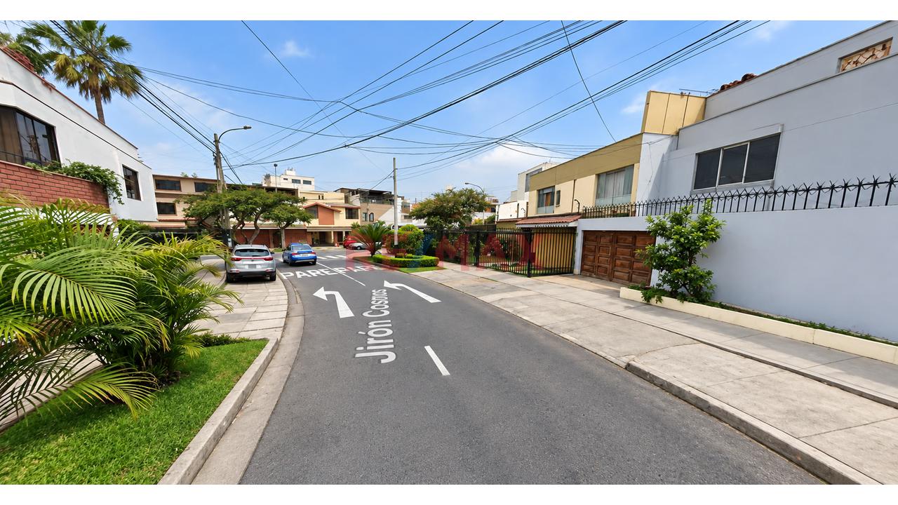 Casa En Venta En Cosmos, Surco | 5 Dormitorios Incluye  Departamento Adicional En El 3Er Piso