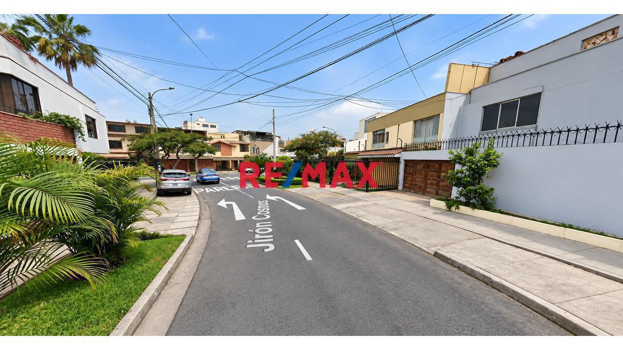 Casa En Venta En Cosmos, Surco | 5 Dormitorios Incluye  Departamento Adicional En El 3Er Piso
