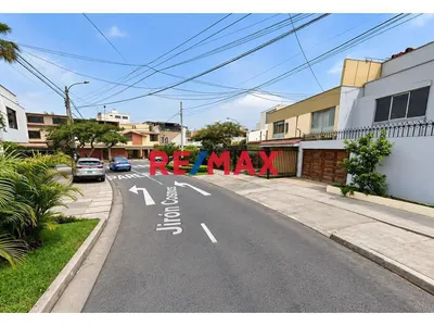 Casa En Venta En Cosmos, Surco | 5 Dormitorios Incluye Departamento Adicional En El 3Er Piso
