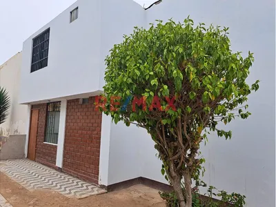 Se Vende Casa De Dos Pisos En Esquina        Urb. Los Rosales De Santa Rosa La Perla Callao                              Alt. Cdra. 12 De La Av. La Paz                        Frente Al Colegio “Leonci