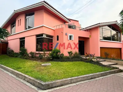 En Venta Hermosa Y Amplia Casa En Esquina Con Doble Frente 495Mt2 En Exclusiva Zona De San Isidro