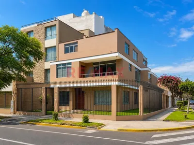 Casa En Esquina En Surco – Ideal Para Vivienda, Empresa O Inversión