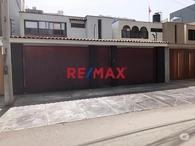 Vendo - Casa Frente A Parque Y Con Amplio Jardin Interior