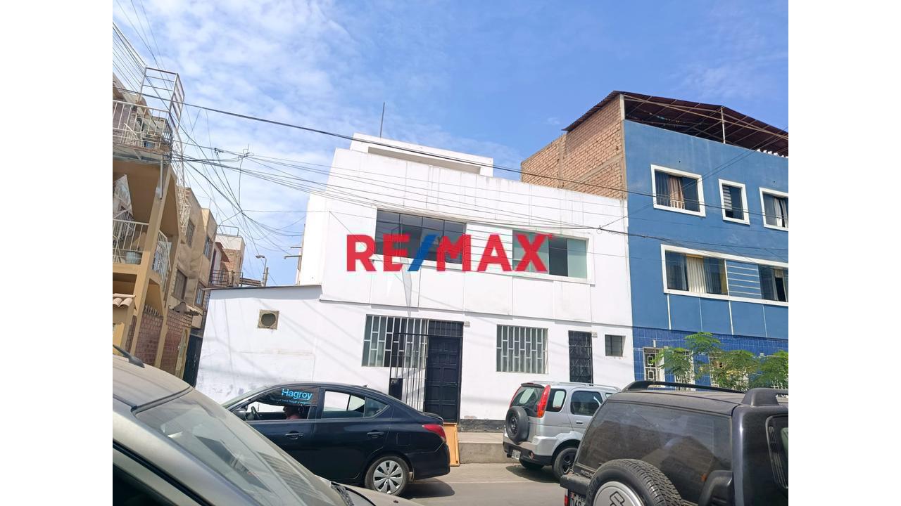 Vendo Casa De Tres Pisos Frente A Parque