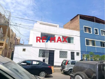 Vendo Casa De Tres Pisos Frente A Parque