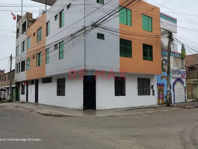 Atencion!!! Casa Comercial De 3 Pisos En Esquina En Urb Santa Ana Los Olivos