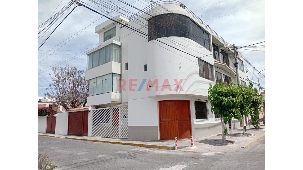Vendo Amplia Casa Multifamiliar En Esquina En Urb. Lara – Socabaya