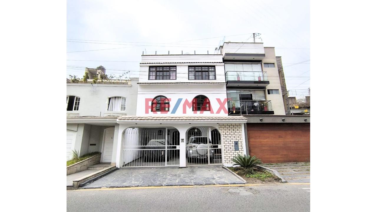 Venta De Casa De 3 Pisos En Santiago De Surco De 200M2
