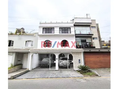 Venta De Casa De 3 Pisos En Santiago De Surco De 200M2
