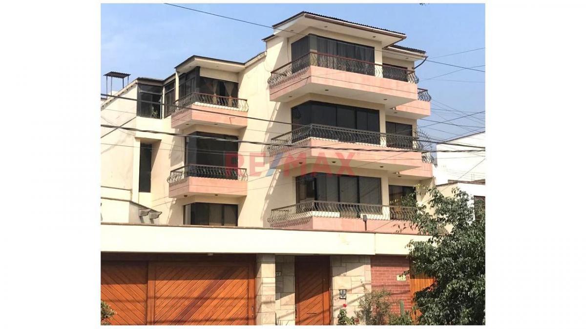 Venta de Departamento en Santiago de Surco - Lima 4 Dormitorios 