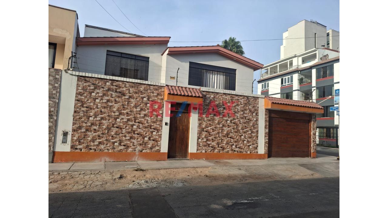 Venta De Casa Remodelada A 5 Cdras Plaza San Miguel