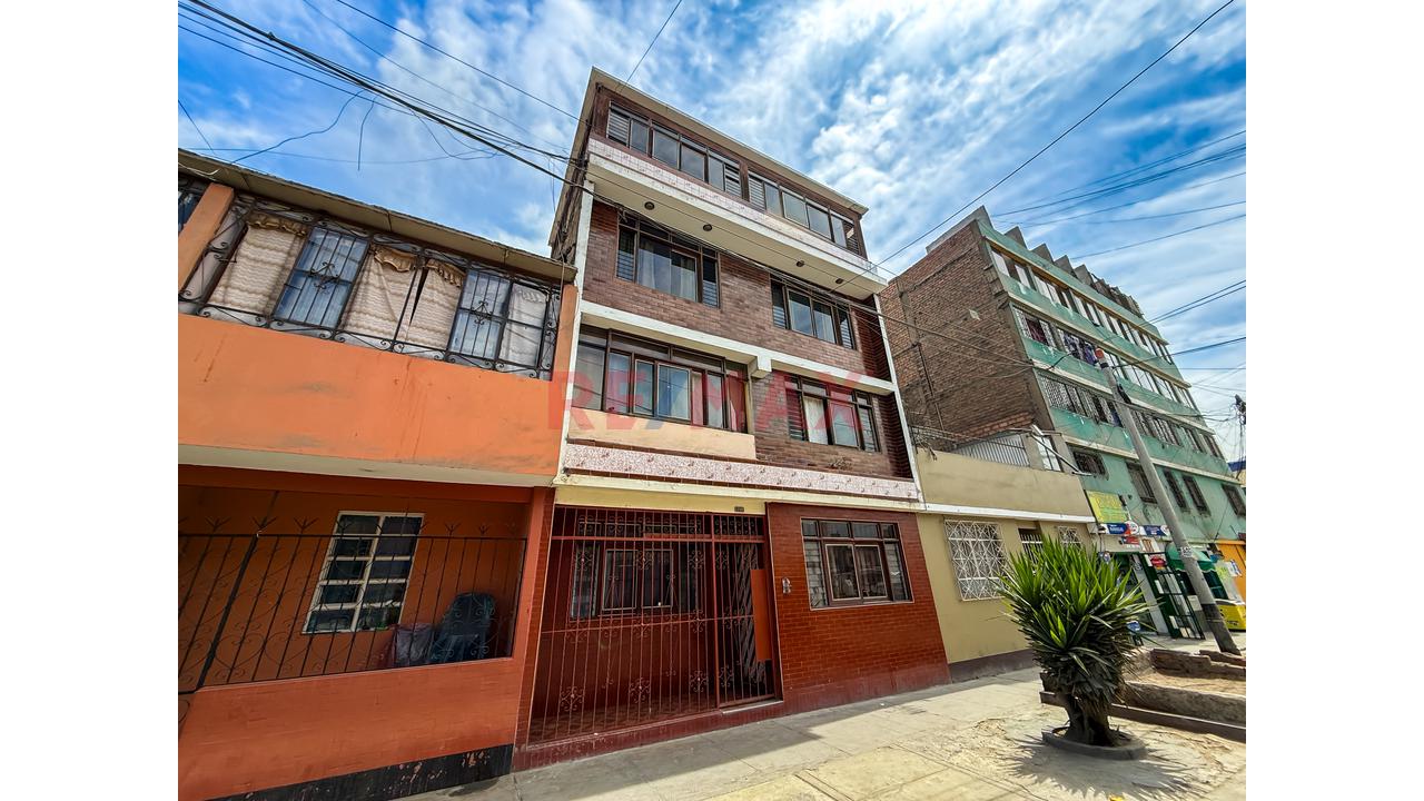 Se Vende Casa De 4 Pisos Más Azotea  Con Ingreso Independiente.