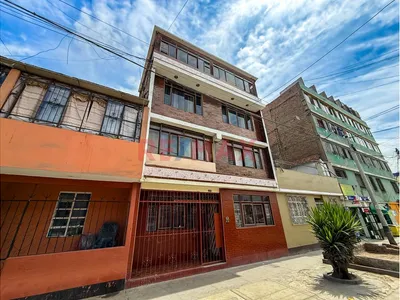 Se Vende Casa De 4 Pisos Más Azotea Con Ingreso Independiente.