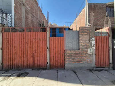 Se vende casa de 140 m² por ocasión -cochera amplia para tienda comercial y depa