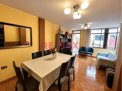 Se Vende Casa De 120 M² Con 2 Departamentos Independientes En San Juan De Lurigancho (Campoy)